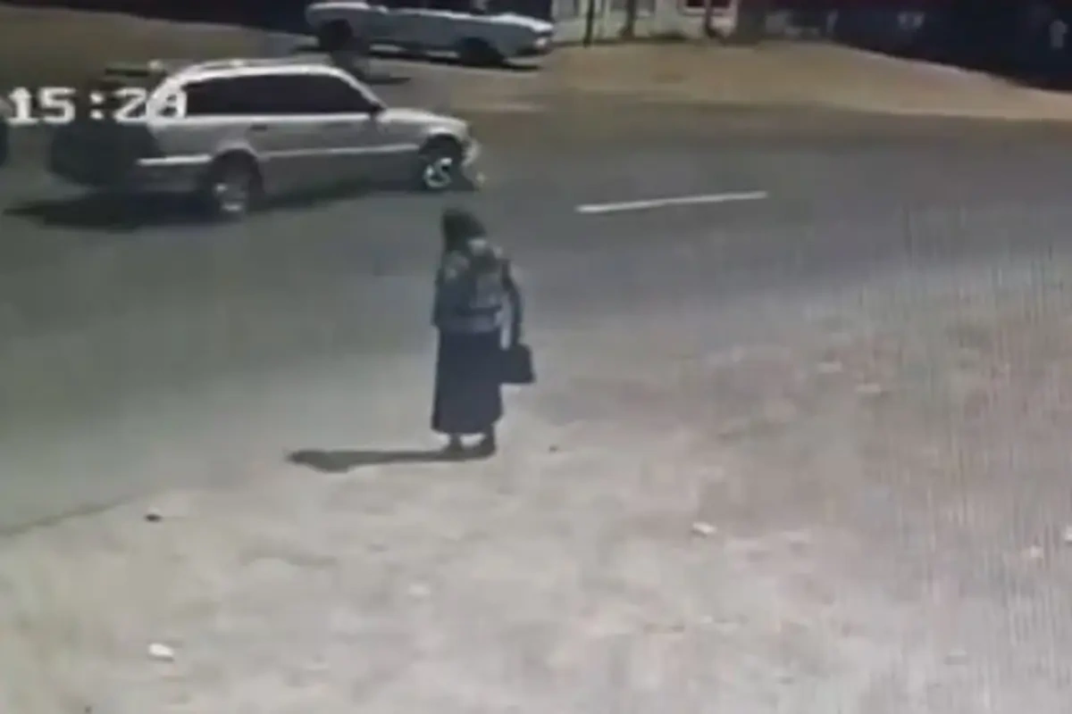 Anasının gözləri qarşısında maşın vurub öldürdü - Video