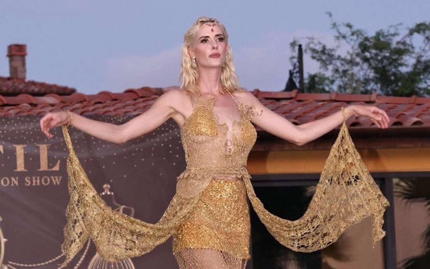 Qızıldan don geyindi