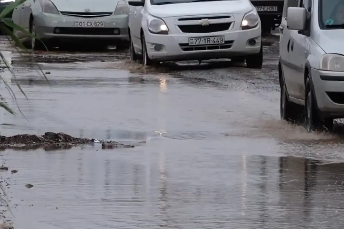 “Yol bərbad vəziyyətdədir, avtobus da, taksi də gəlmir” - Video