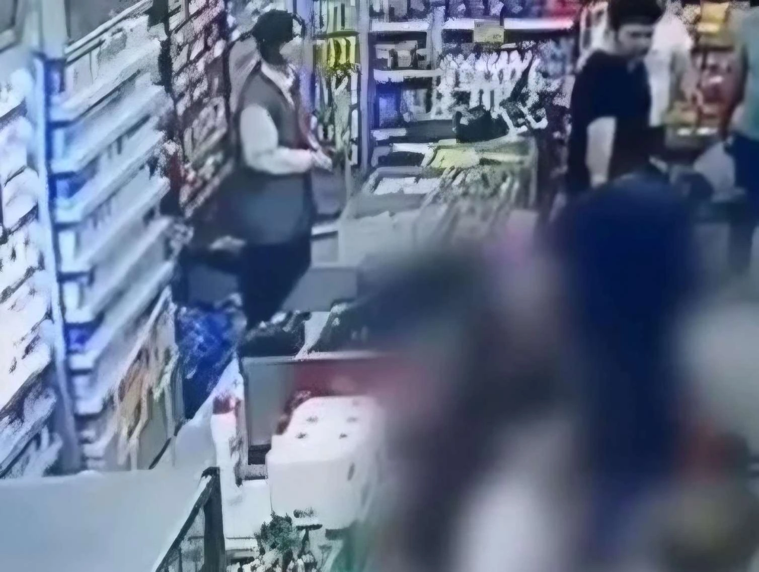 Kişi həyat yoldaşını uşağının gözü qarşısında döydü - VİDEO