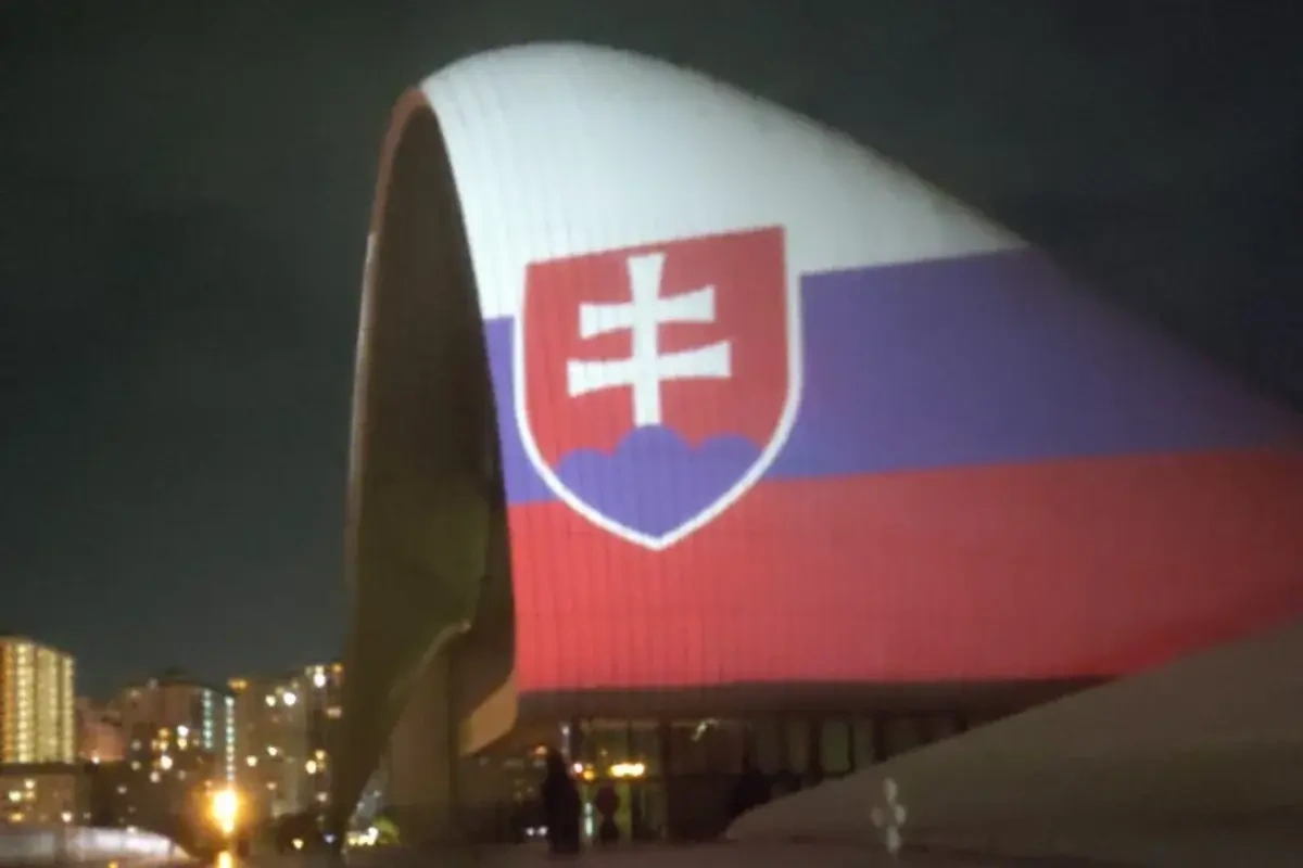 Heydər Əliyev Mərkəzi Slovakiya bayrağının rəngləri ilə işıqlandırıldı