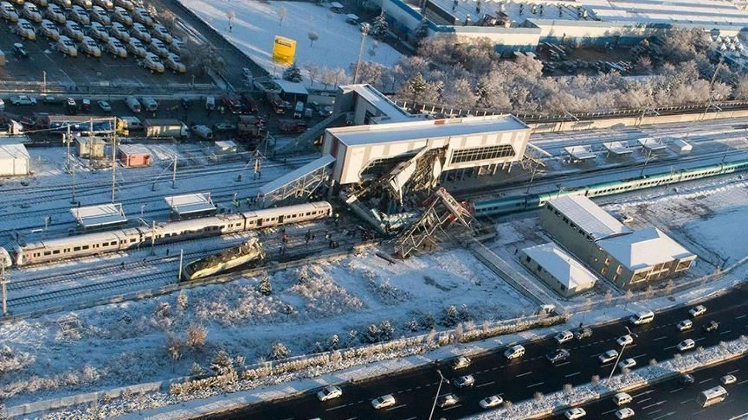 İstanbulda metro qatarı relsdən çıxdı