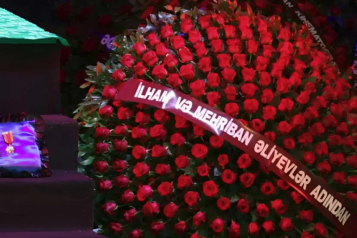 Prezident və birinci xanım Şarovskinin vida mərasiminə əkil göndərdi
