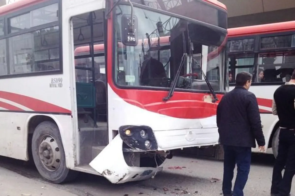 Xırdalanda minik avtomobili sərnişin avtobusuna çırpıldı - Video