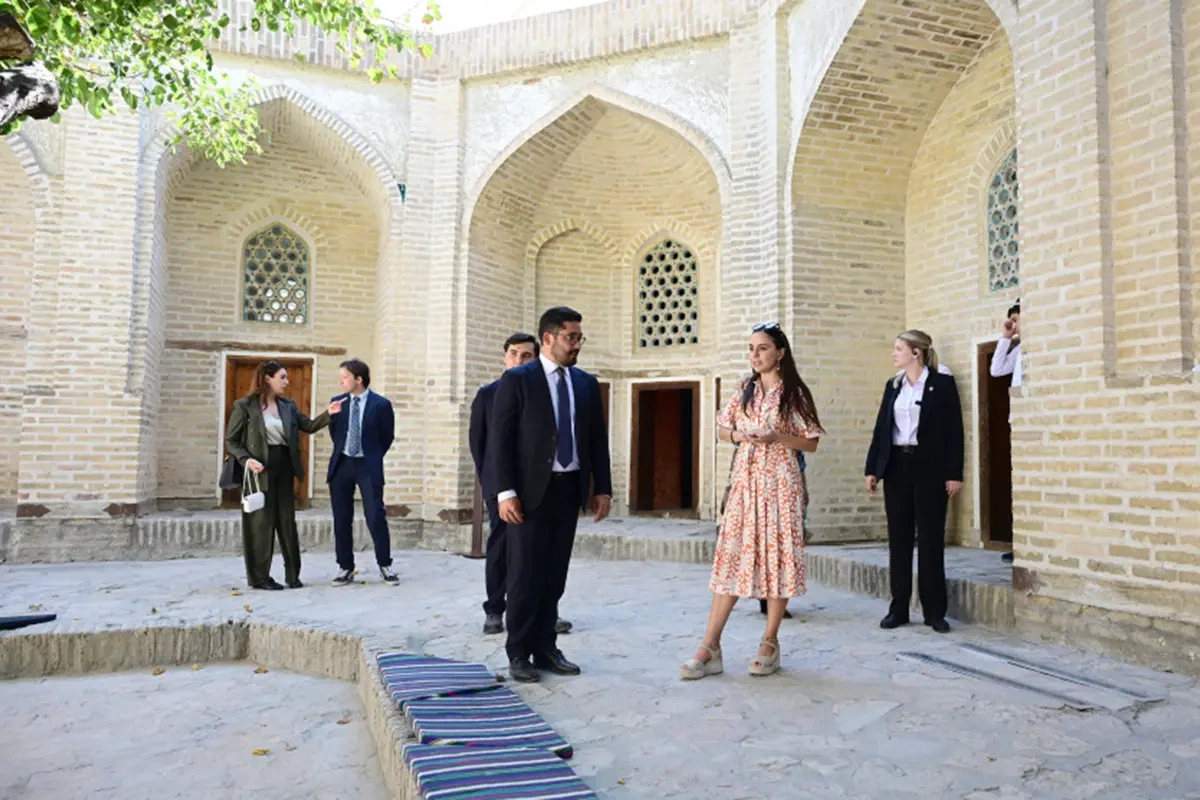 Leyla Əliyeva ilk Buxara Biennalesinin əsərləri ilə tanış oldu - Fotolar