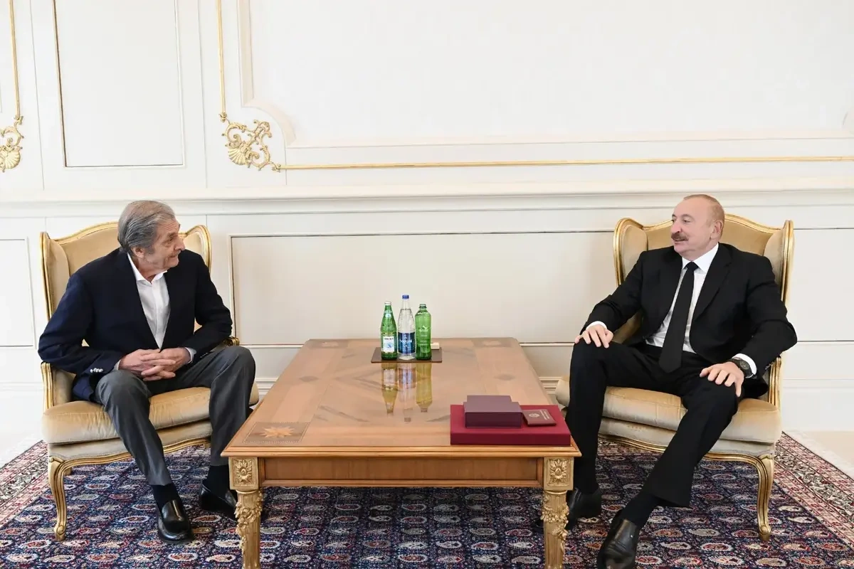 İlham Əliyev Fərhad Xəlilova "İstiqlal" ordenini təqdim etdi