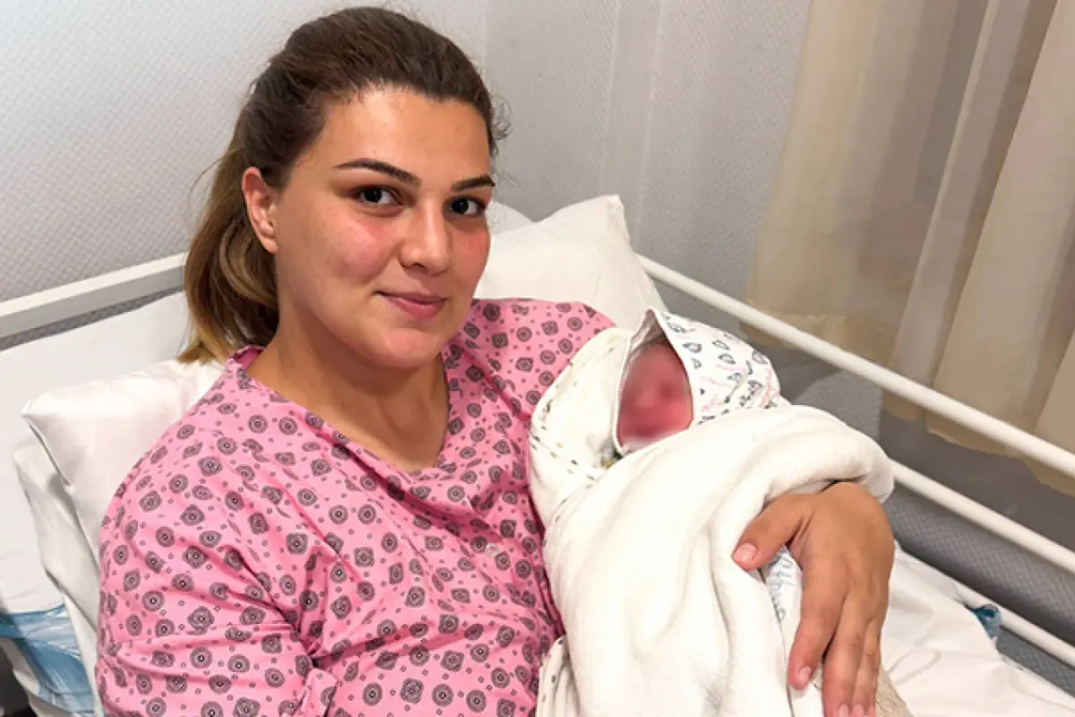 Təcili tibbi yardım maşınında uşaq dünyaya gətirdi - Fotolar