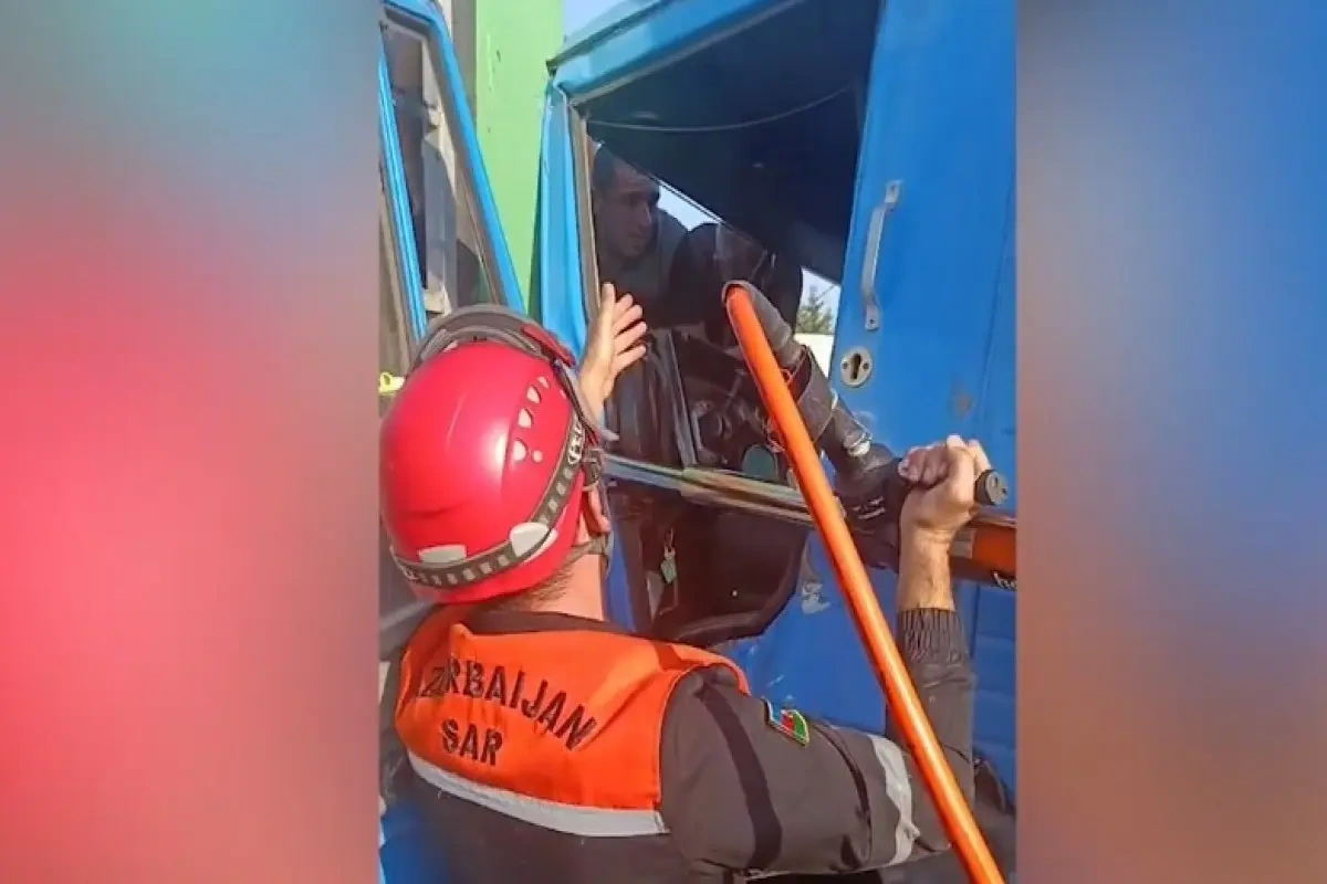 Bakı-Qazax yolunda ağır qəza: sürücü maşında sıxılı qaldı – VİDEO