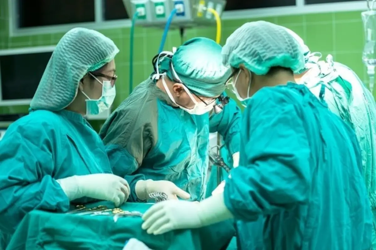 Kişinin sidik kisəsindən 3 kiloluq daş çıxarıldı