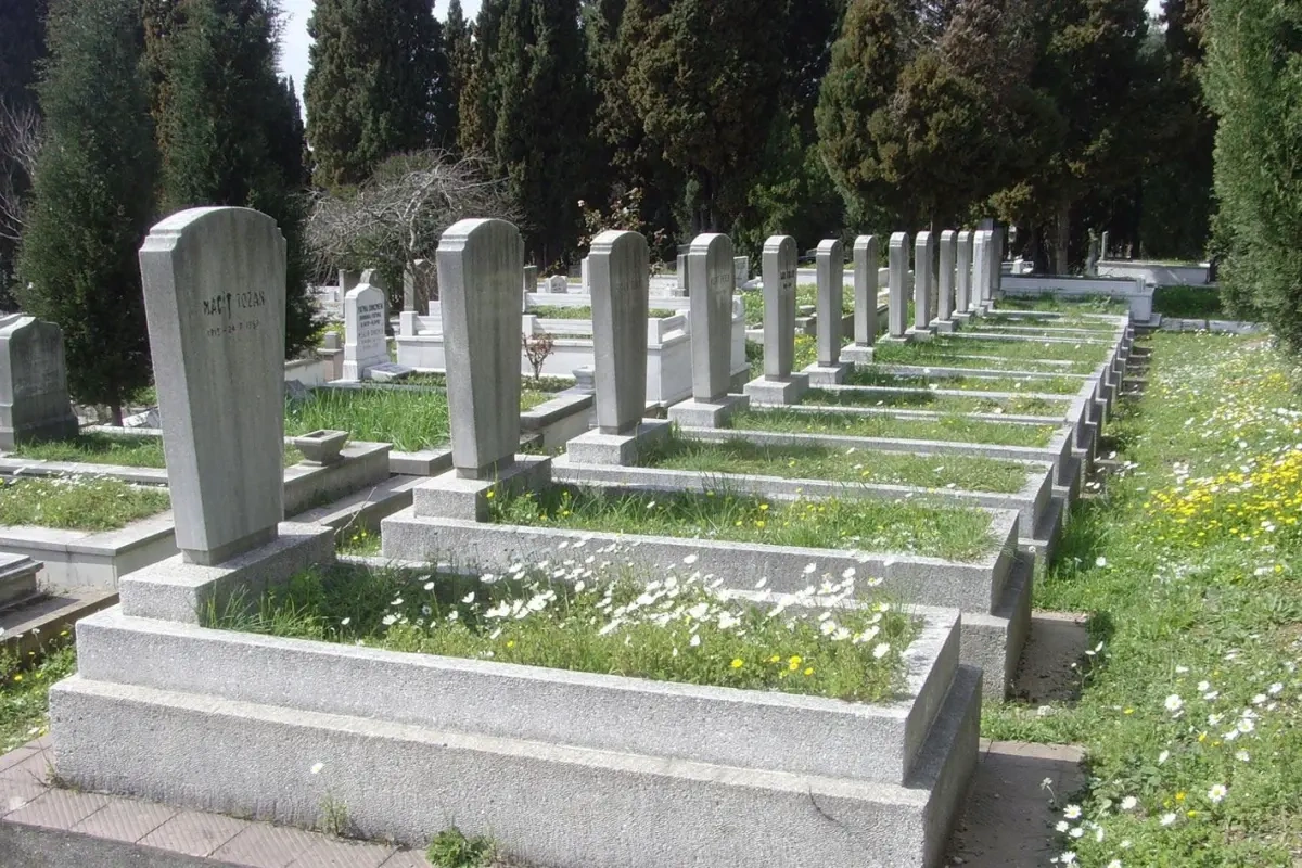 Sağ ikən özü və həyat yoldaşı üçün məzar qazdırdı