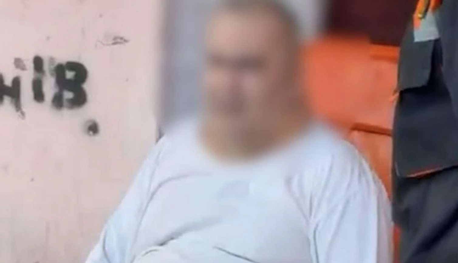 Paytaxtda 330 kiloqram çəkisi olan kişi evdən belə çıxarıldı -