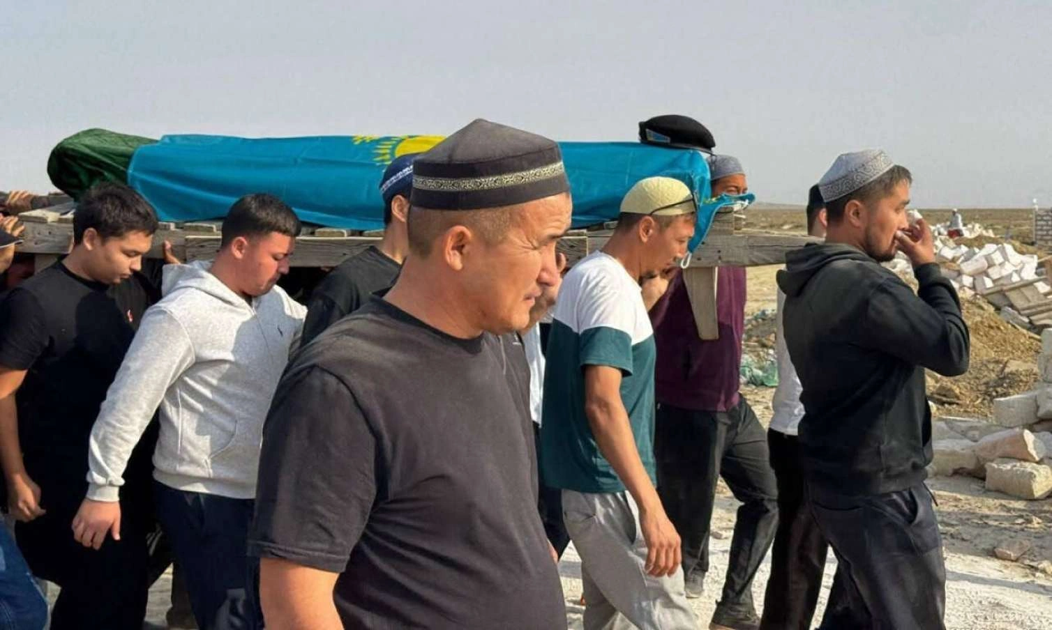 Xəzərdə həlak olan qazaxıstanlı hərbçilərlə vida mərasimi keçirildi