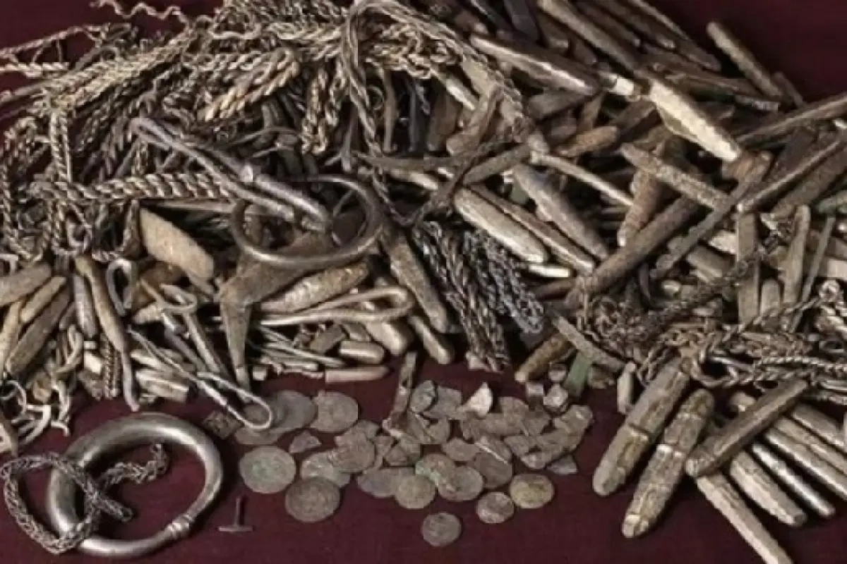 Həyətində 1100 illik xəzinə tapdı