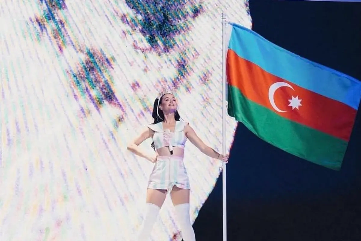 “Səni sevirəm, Bakı” yazıb bu fotoları paylaşdı
