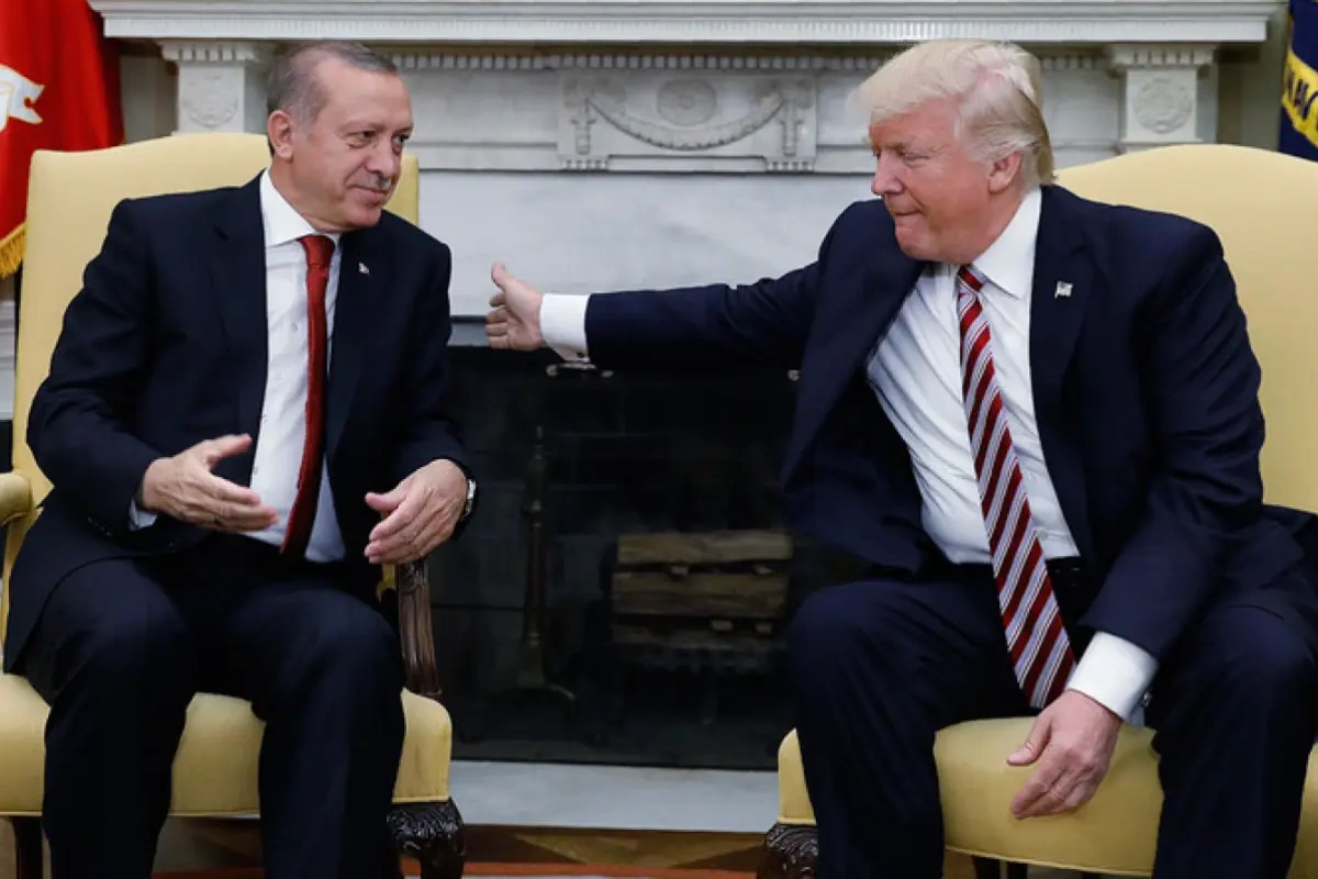Tramp Ankarada hərbçiləri türk dilinə salamladı