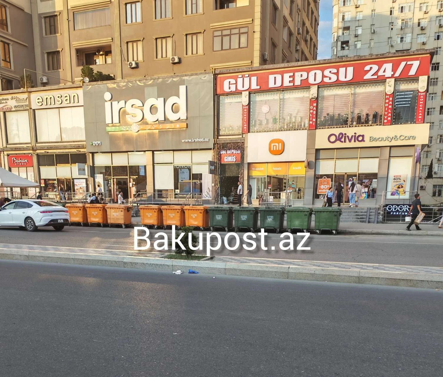 Bakıda sürücülərin yolunu zibil qutuları ilə