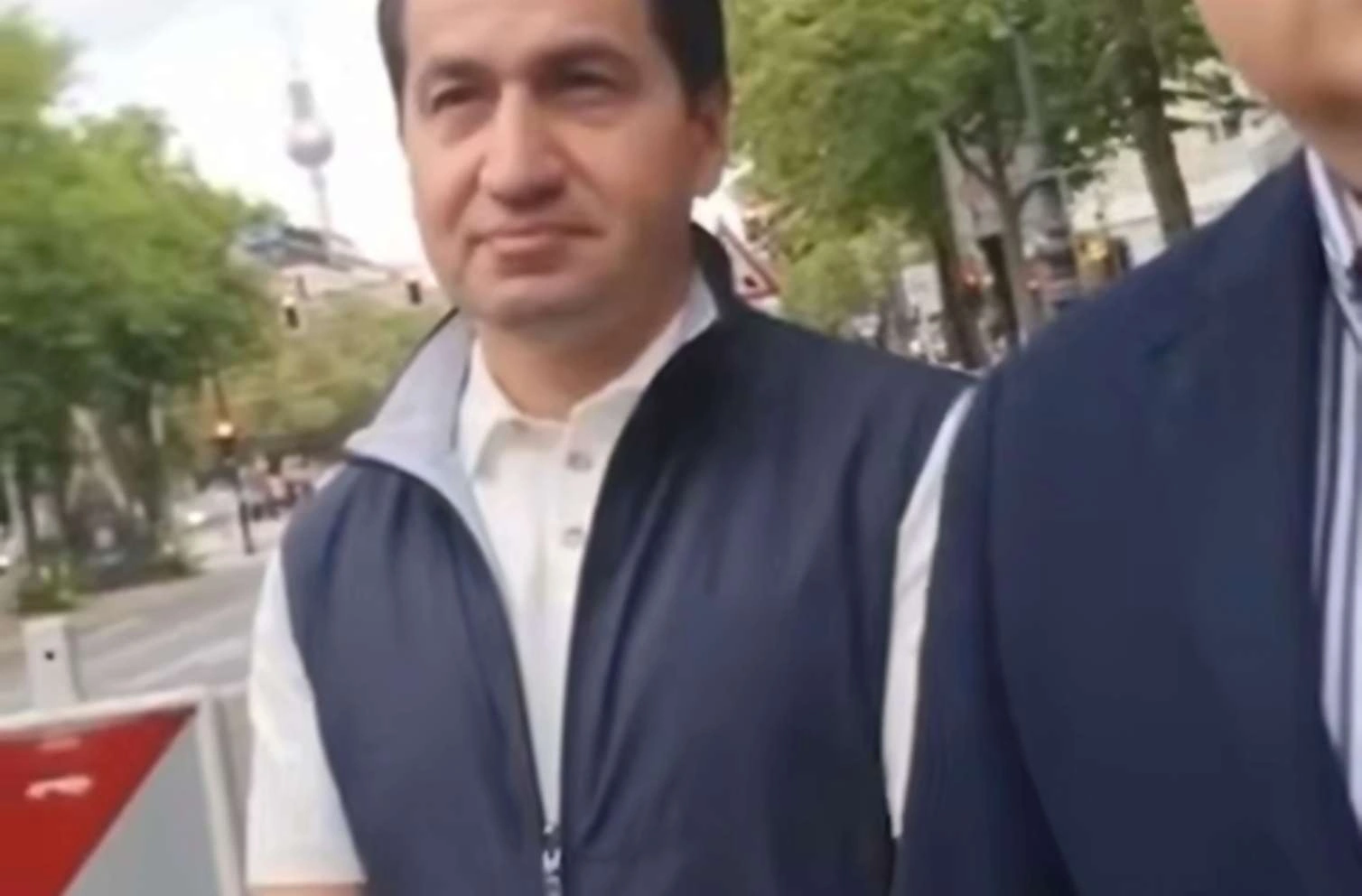 Hikmət Hacıyev və Ceyhun Bayramovdan təxribatçı suallar verən blogerə LAYİQLİ CAVAB -