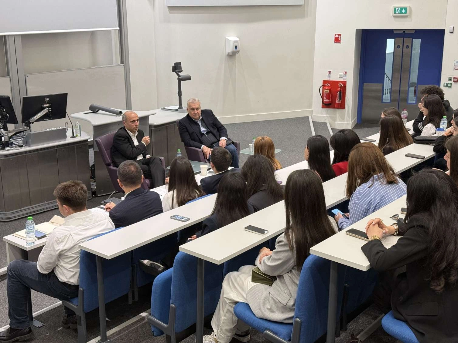 Emin Əmrullayev Böyük Britaniyada təhsil alan Dövlət Proqramı tələbələri ilə görüşüb