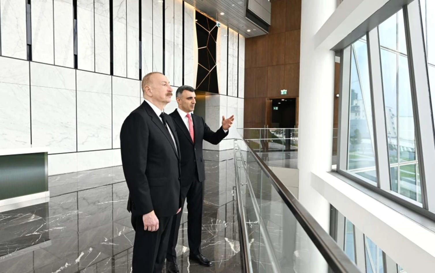 İlham Əliyev Mərkəzi Bankın yeni binasının açılışında