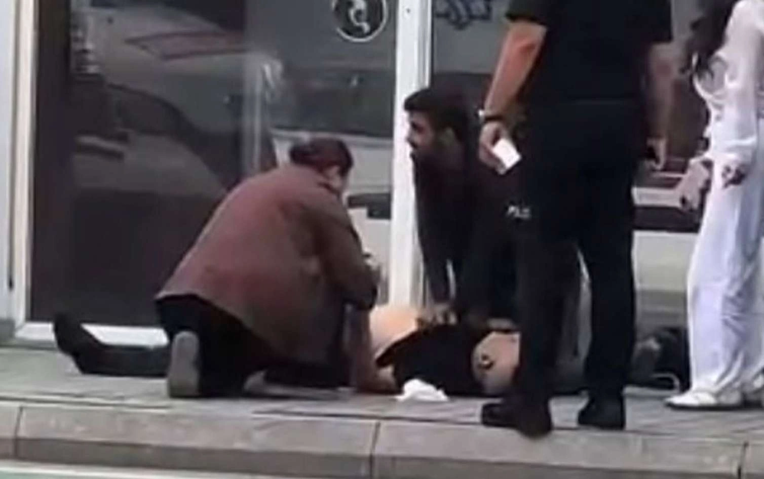 Küçədə infarkt keçirən şəxsi həyata belə qaytardı