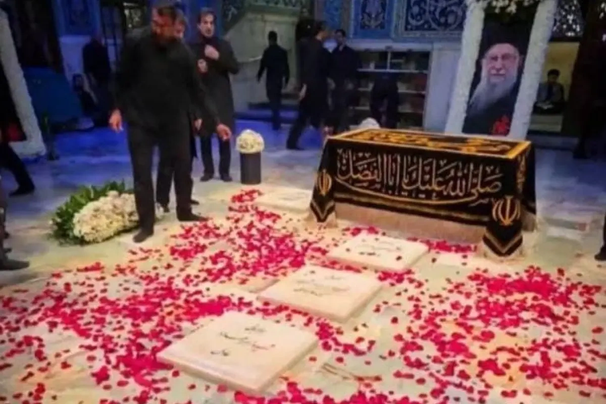 Xameneyinin dəfn olunduğu ziyarətgah yandı