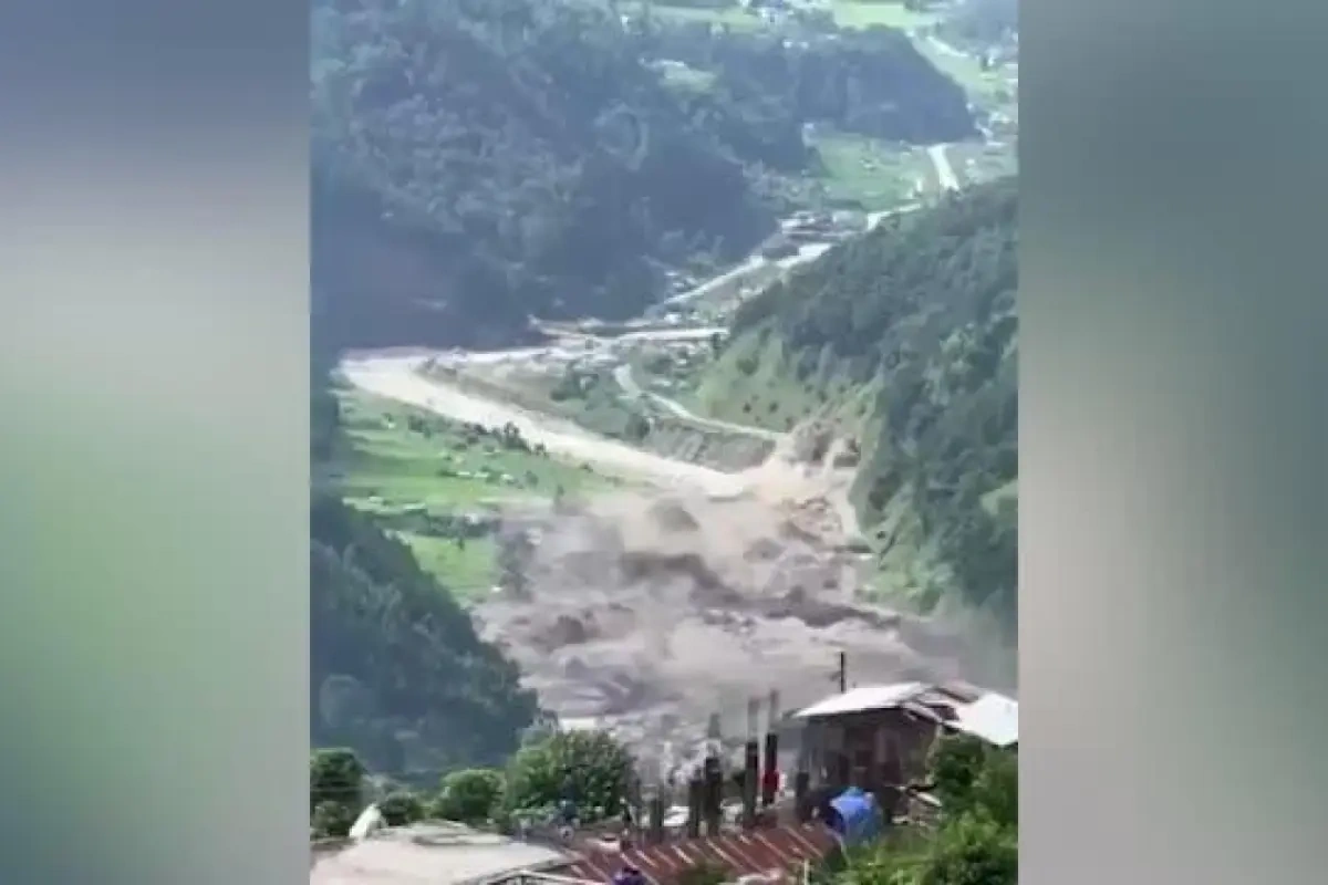 Çin-Nepal sərhədində torpaq sürüşməsi - İtkin düşənlər var