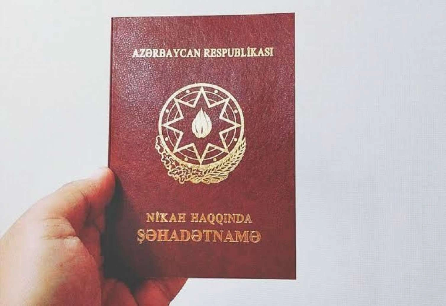 Azərbaycanda həyat yoldaşının soyadını götürən kişilərin
