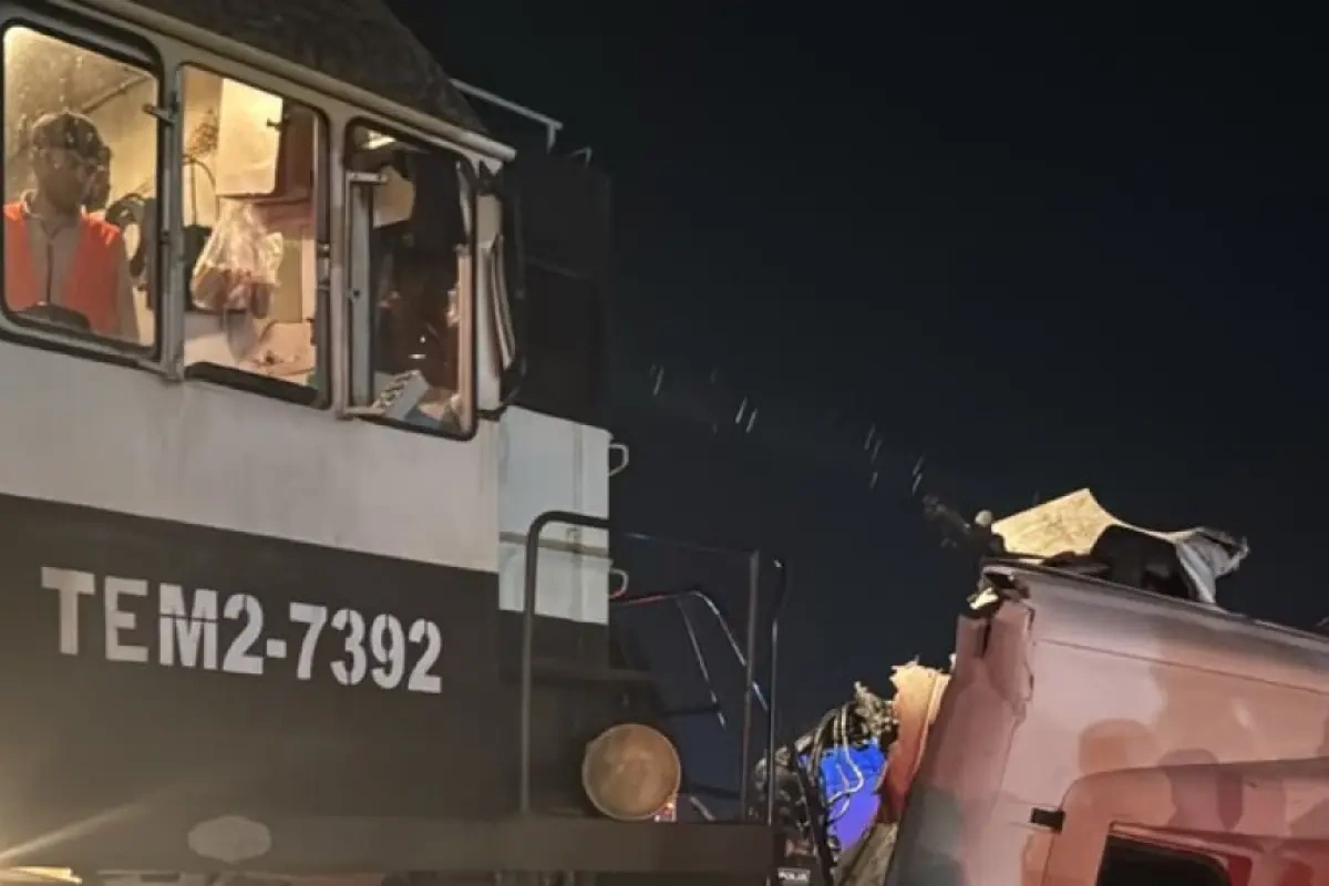 Sumqayıtda teplovoz yanacaq daşıyan yük maşını ilə toqquşdu - FOTO