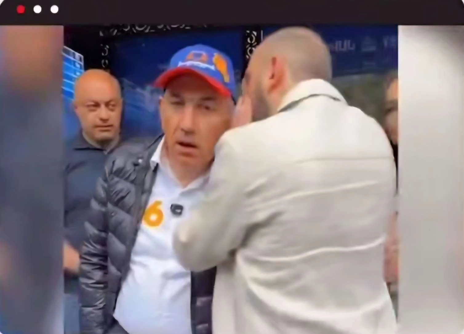 Mirzoyan canlı yayımda Paşinyanın qulağına pıçıldadı: