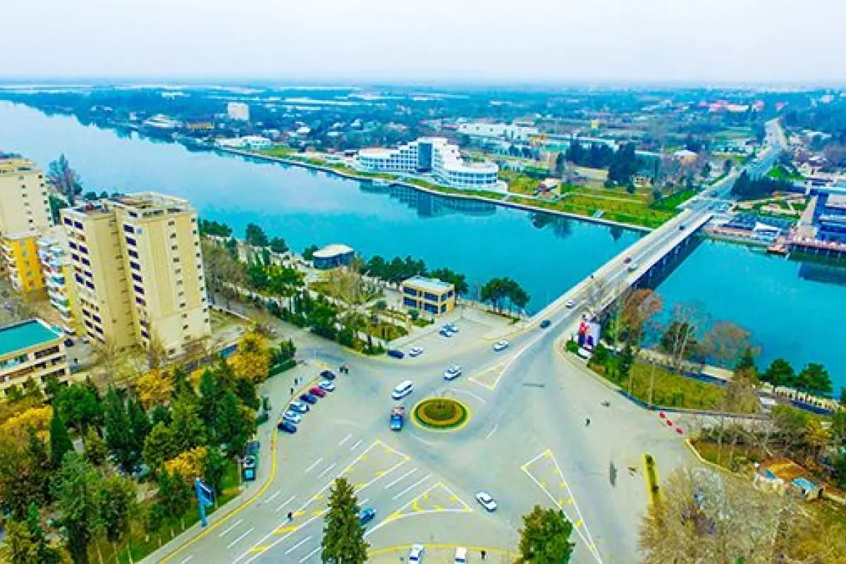 Mingəçevirdə Kür çayında iki gəzinti qayığı toqquşdu