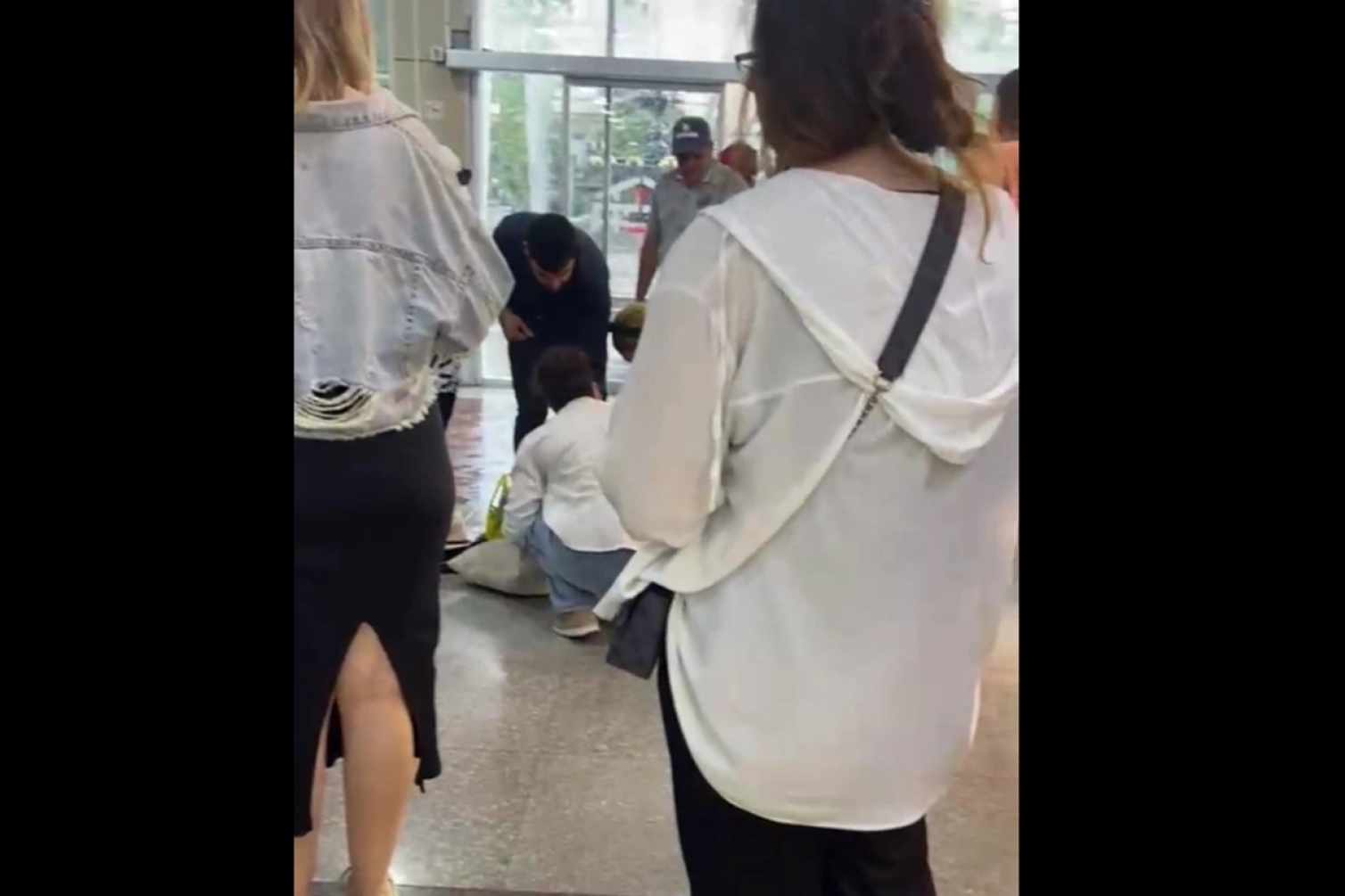 Güclü doluya görə "AF Mall"ın üzlüyü qopub qadının