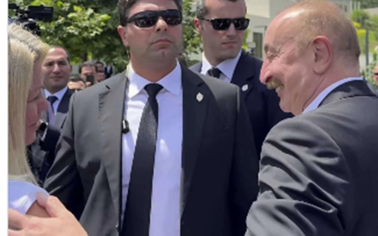 Prezident jurnalisti görüb avtomobildən düşdü
