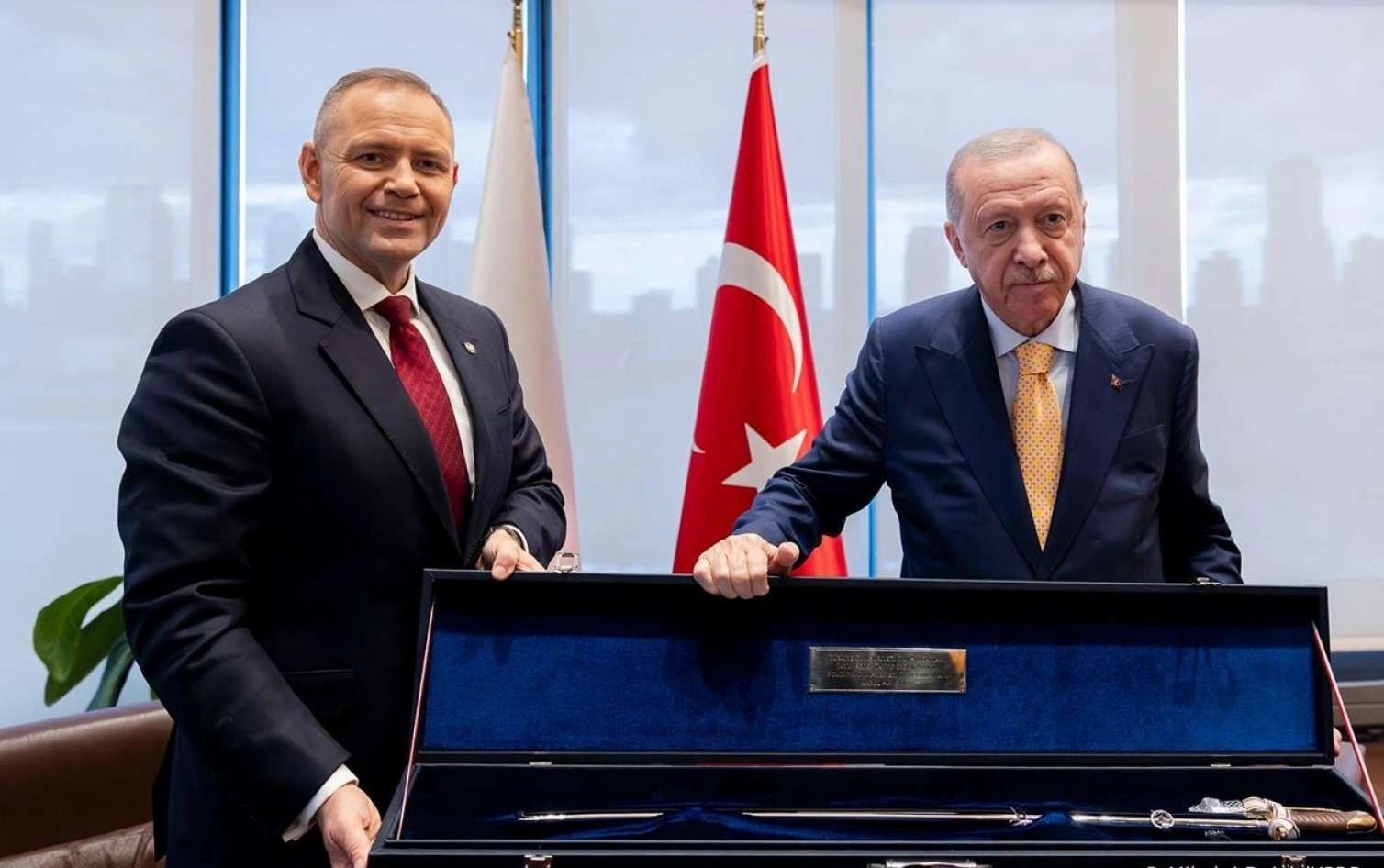 Ərdoğanın silah hədiyyəsinə qılıncla cavab verdi