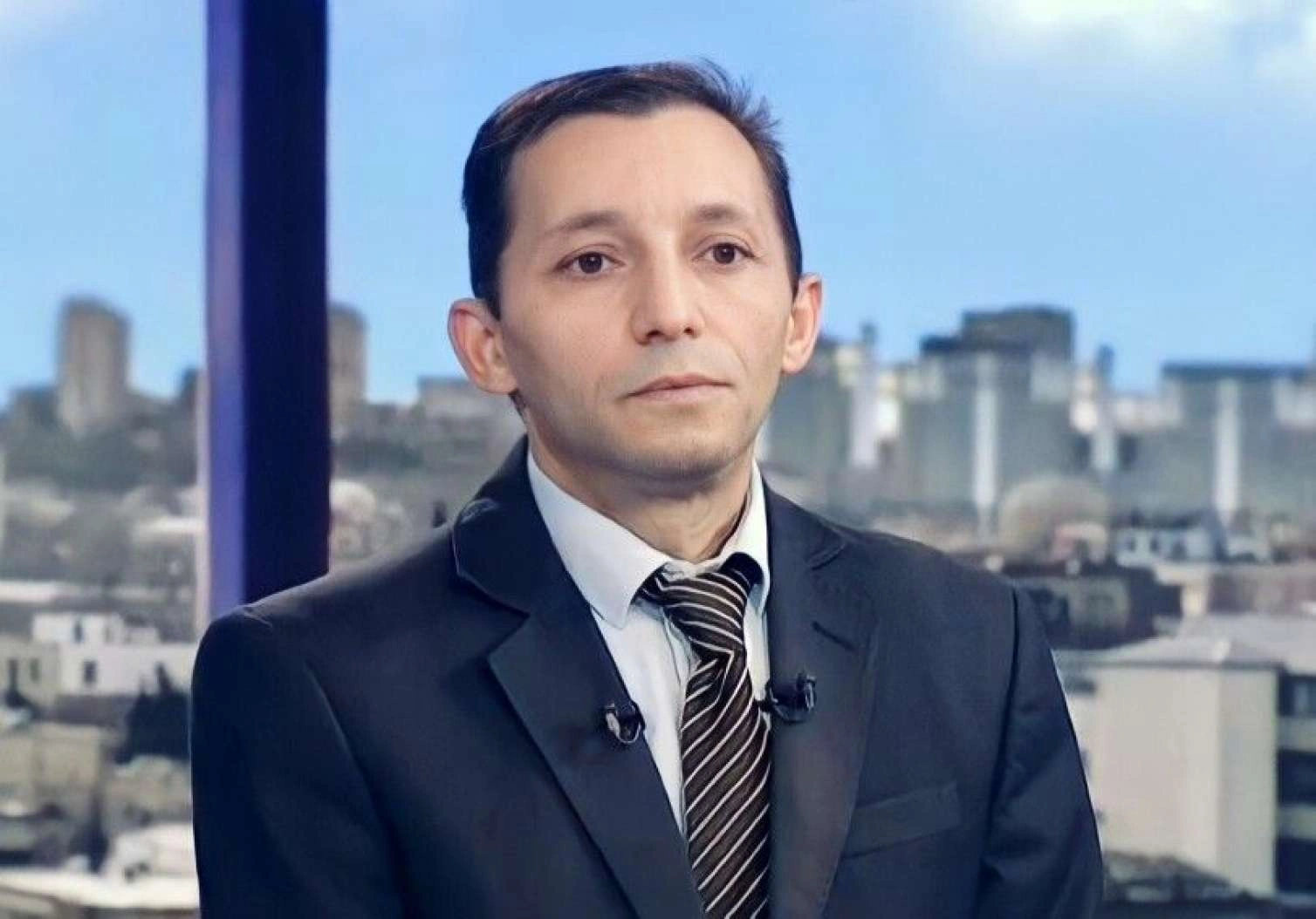Tanınmış jurnalist SSRİ bayraqları ilə yürüş etdiyi üçün cəzalandırıldı