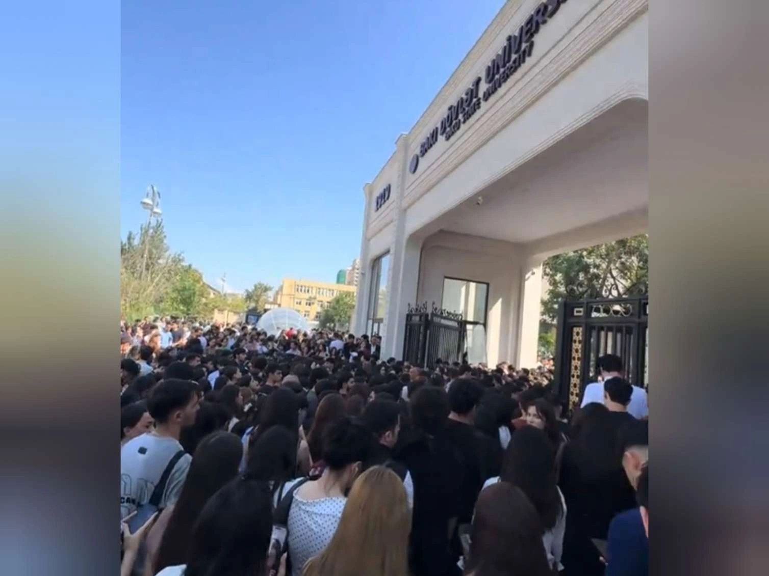 Bakı Dövlət Universitetinin qarşısında