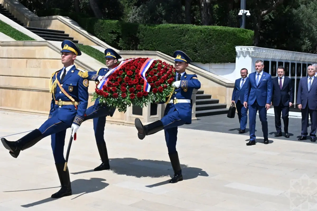 Slovakiya Prezidenti Şəhidlər xiyabanında - Fotolar
