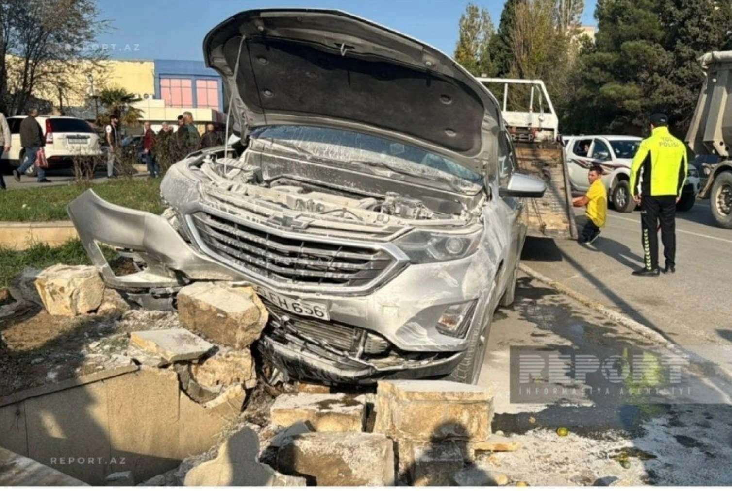 "Şevrolet" piyadaları vurdu, sonra yandı - FOTO
