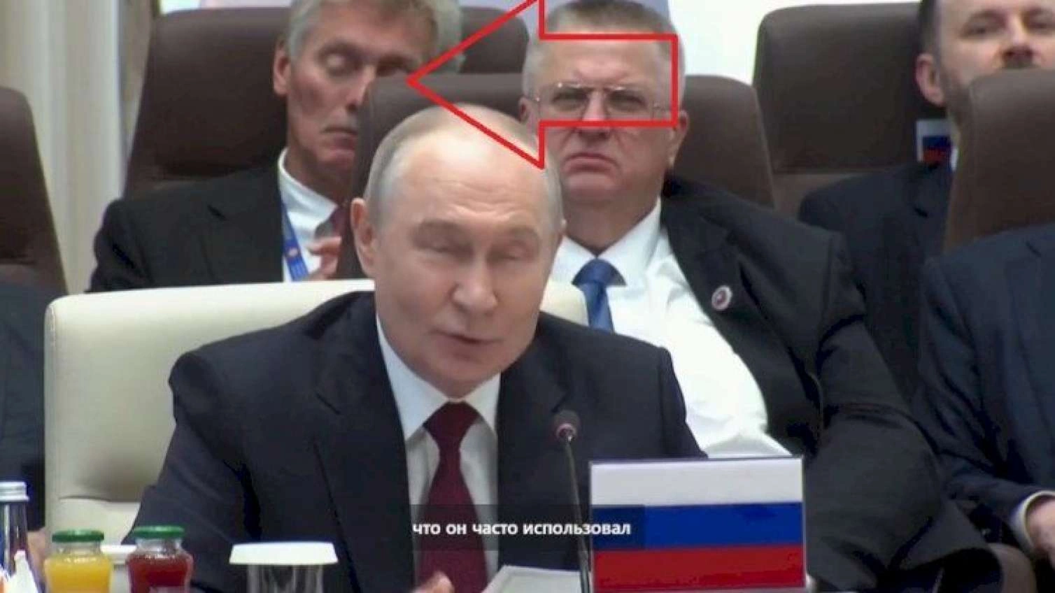 Песков уснул во время выступления Путина - Видео