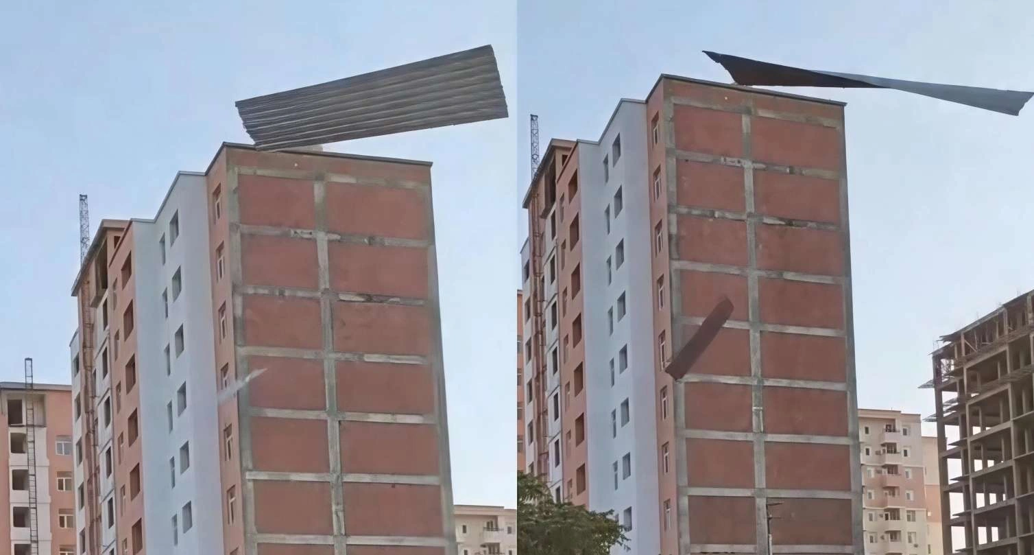 Bakıda güclü külək binanın damını
