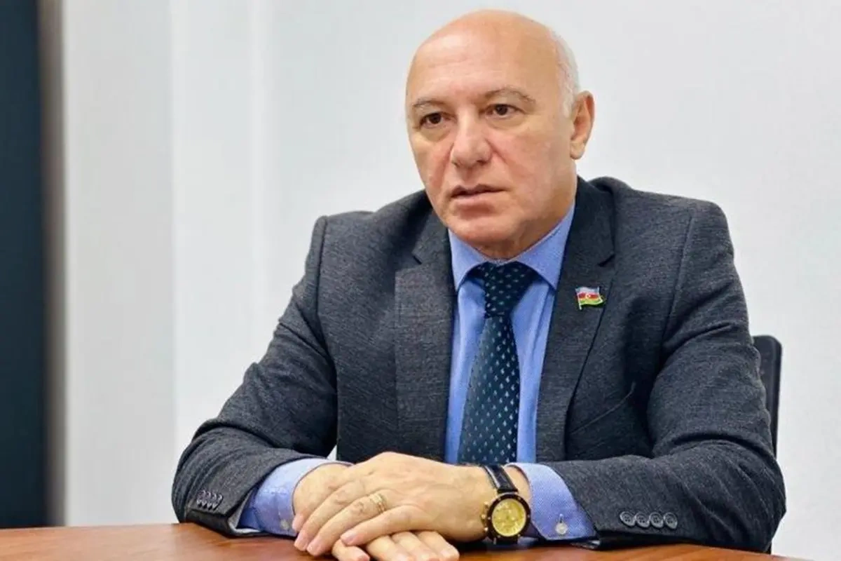 Deputat tıxaca düşdü, iclasa gecikdi: "Üzr istəməlidirlər"