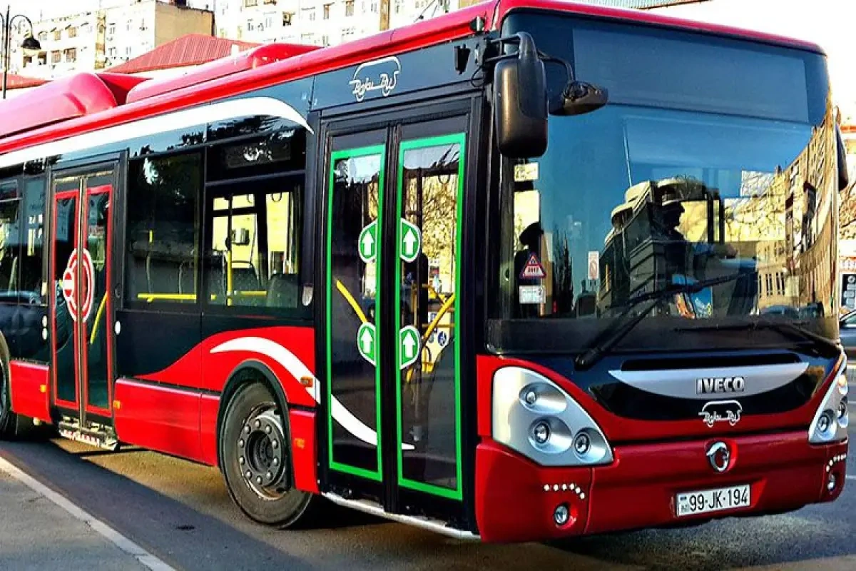 Xırdalanda sərnişin avtobusu yolda yaranan çuxura düşdü - Video