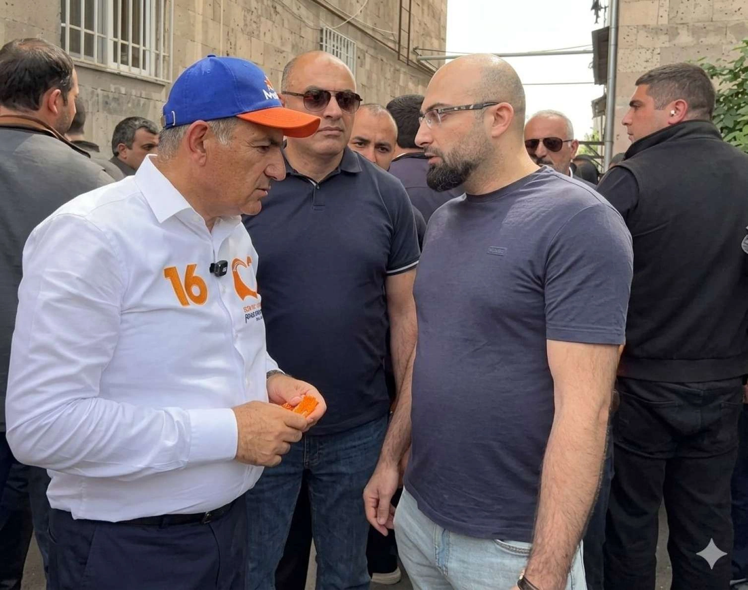 Paşinyandan "Qarabağı təslim etdiniz" deyən seçiciyə sərt cavab: Tualetdə ölü tapılardın! -