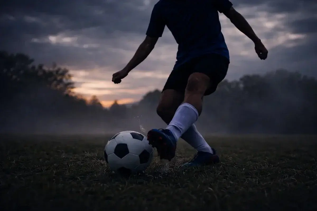 Futbol zamanı təhlükəli an: Kamera yandı - Video