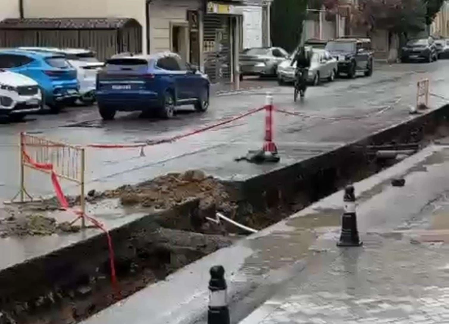 Asfaltı qazıb getdilər: Aylardır düzəltmirlər
