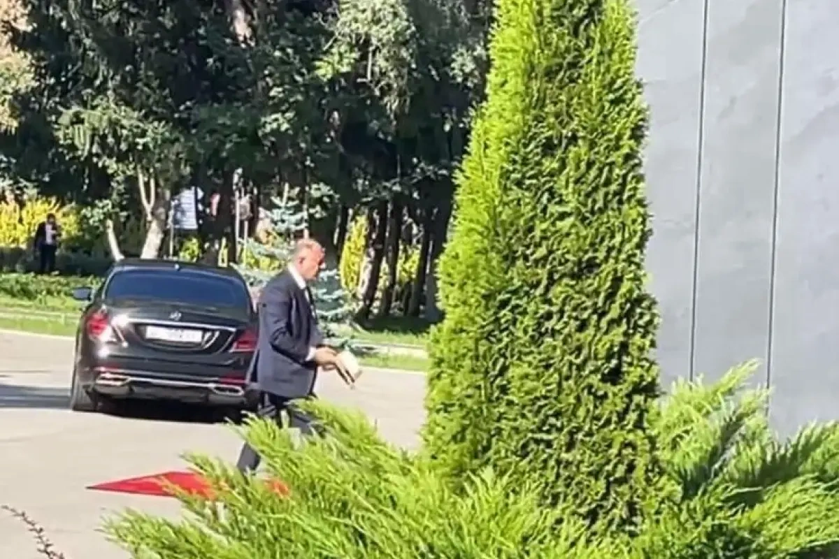 Paşinyan iclasa papaqsız qatıldı