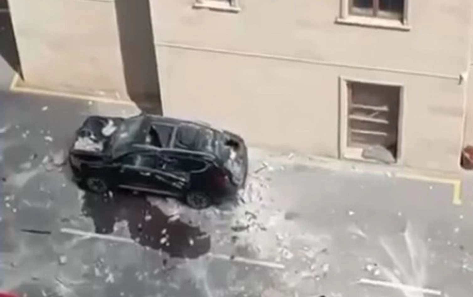Bakıda binanın fasadı qopub maşının üstünə düşdü