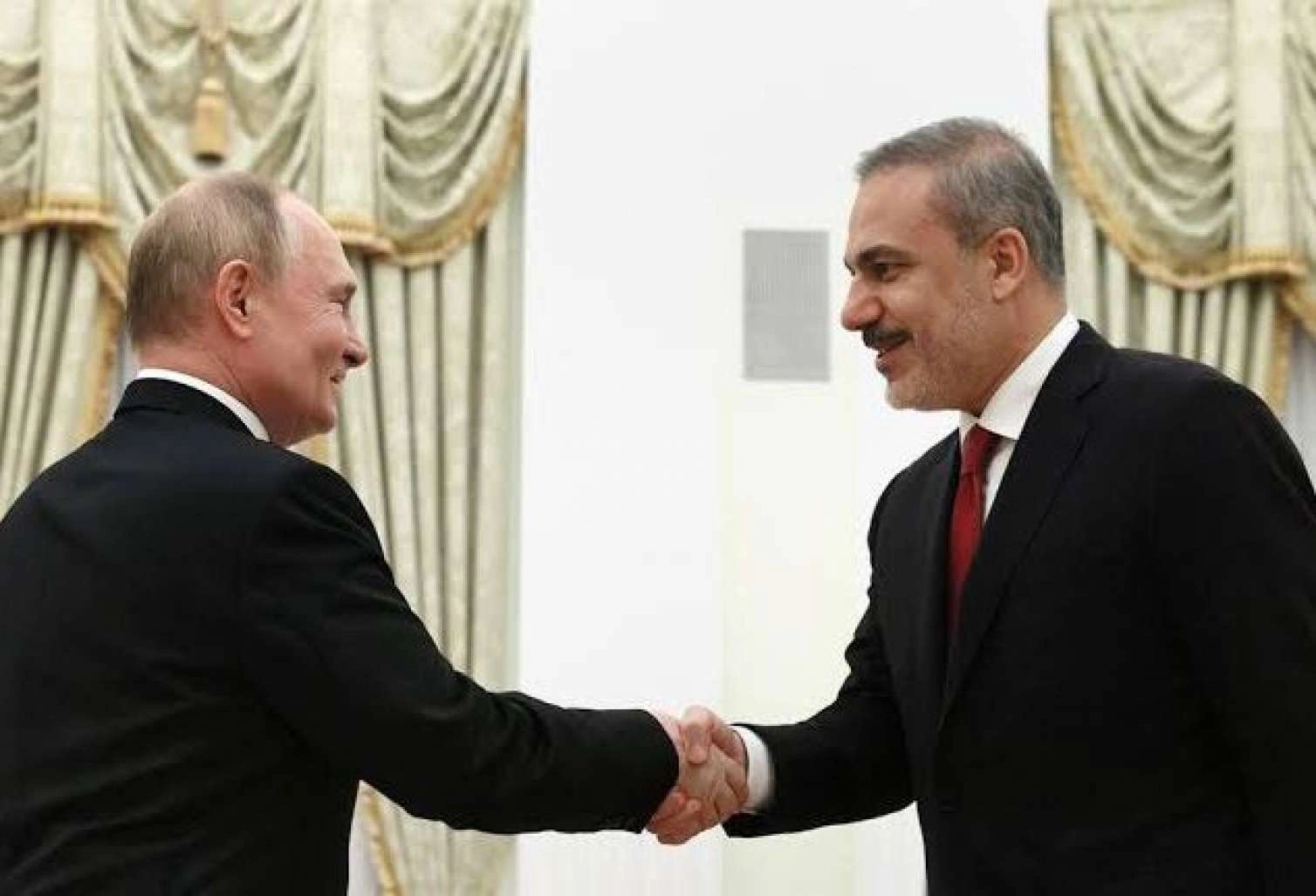 Vladimir Putin Hakan Fidanla görüşdü