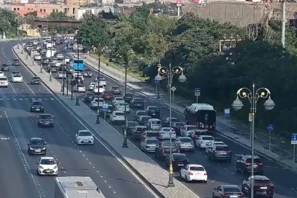 Bakının bəzi yollarında tıxac yarandı - SİYAHI