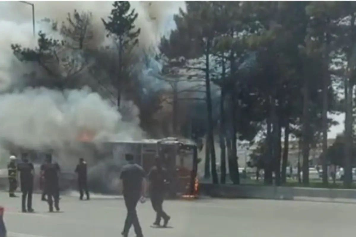 Bakıda avtobus yandı - VİDEO