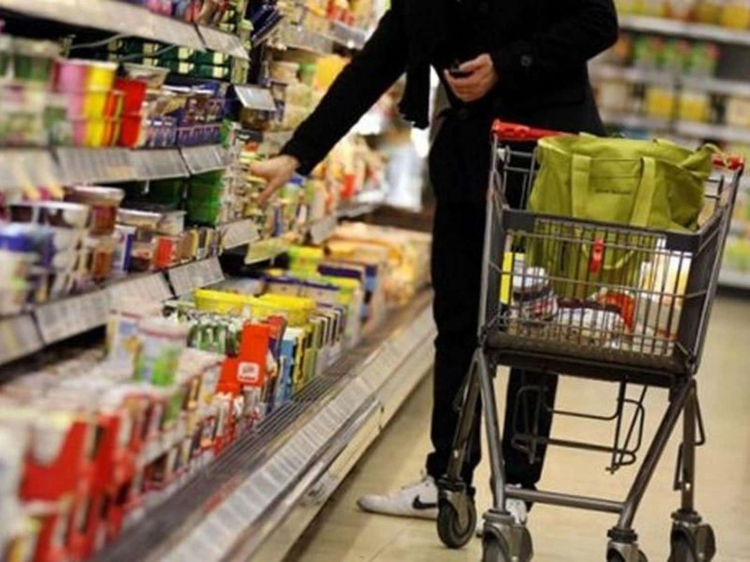 Marketdə saqqızdan boğulan qız belə xilas edildi